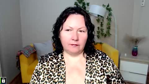 Snapshot of curvy_girlz chatting on November 10, 2025, 4:28 pm curvy_girlz online show from November 10, 2025, 4:28 pm