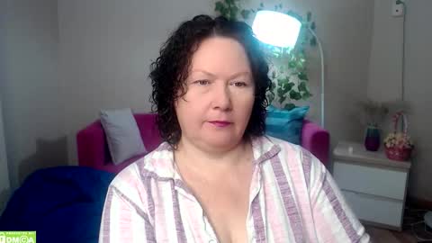 Snapshot of curvy_girlz chatting on December 2, 2025, 5:08 pm curvy_girlz online show from December 2, 2025, 5:08 pm