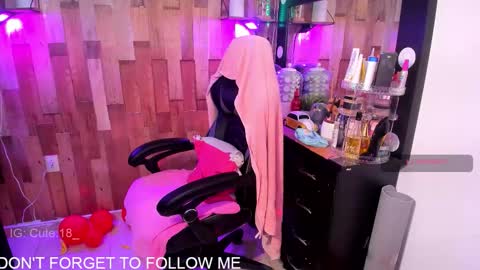    Independent Model online show from November 10, 2025, 10:31 pm