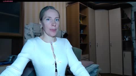 cute_lion_ online show from November 12, 2025, 3:23 pm