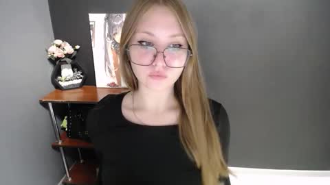 Snapshot of cute_minx chatting on October 27, 2025, 11:47 am Veronica online show from October 27, 2025, 11:47 am