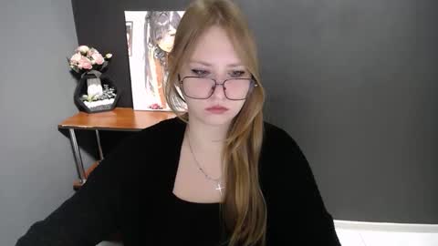 Snapshot of cute_minx chatting on October 28, 2025, 8:40 am Veronica online show from October 28, 2025, 8:40 am