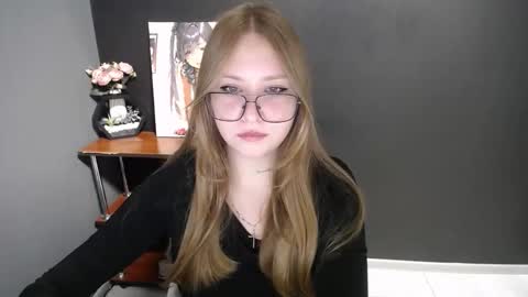 Snapshot of cute_minx chatting on November 3, 2025, 7:20 am Veronica online show from November 3, 2025, 7:20 am