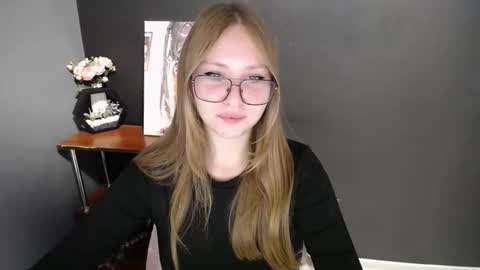 Snapshot of cute_minx chatting on November 21, 2025, 8:02 am Veronica online show from November 21, 2025, 8:02 am