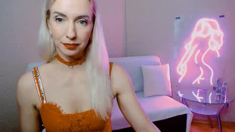 cute_smile_shy online show from December 4, 2025, 9:23 pm