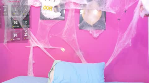 cutepetitee online show from October 20, 2025, 7:47 pm
