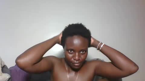 cutey_lunar online show from October 12, 2025, 7:46 pm