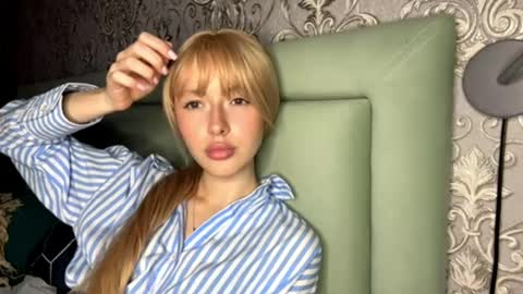 Snapshot of cutieblondyy chatting on April 19, 2026, 6:10 pm Vanessa online show from April 19, 2026, 6:10 pm