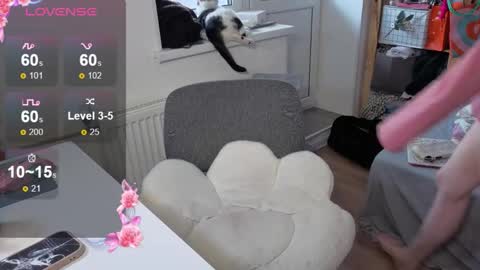 Snapshot of cutiepiealice chatting on October 22, 2025, 10:04 am Alice online show from October 22, 2025, 10:04 am