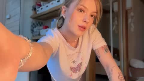 Im Emi streaming with my friend Reyna today online show from April 24, 2026, 3:36 pm