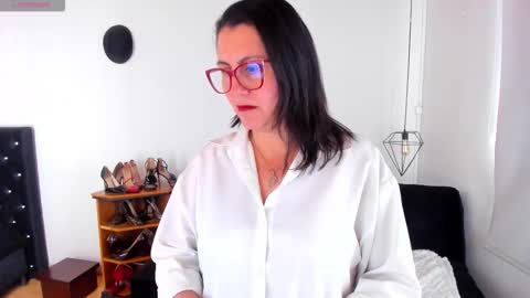 Mia  online show from October 26, 2025, 1:28 pm