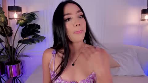 dafne_hillss online show from November 19, 2025, 1:11 pm