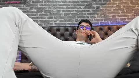 Snapshot of damian_bulls chatting on May 6, 2026, 1:05 pm ---Damian--- online show from May 6, 2026, 1:05 pm