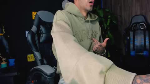 Snapshot of damiancox chatting on October 12, 2025, 3:33 pm Daamiancox online show from October 12, 2025, 3:33 pm