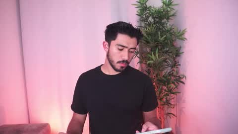 Snapshot of damon_frost chatting on November 18, 2025, 12:05 am damon_frost online show from November 18, 2025, 12:05 am