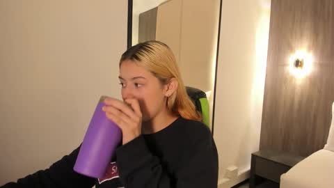 D A N I A online show from November 19, 2025, 11:54 am