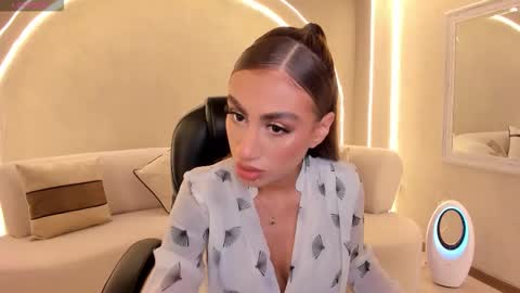 Danna Cruz  online show from September 15, 2025, 7:03 pm