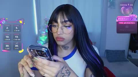 Snapshot of dannielle_ chatting on December 19, 2025, 7:43 pm online show from December 19, 2025, 7:43 pm