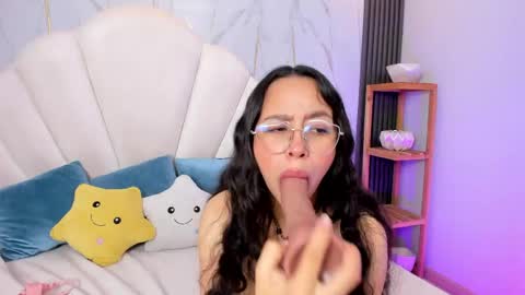 daphnevalucci online show from April 14, 2026, 5:02 am