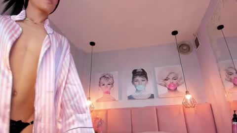    online show from November 25, 2025, 10:10 pm