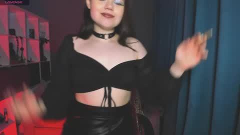 Dari the it woman online show from February 7, 2025, 9:15 pm