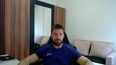 darius_94 online show from April 14, 2026, 5:24 am