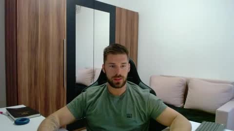 darius_94 online show from May 8, 2026, 4:40 am