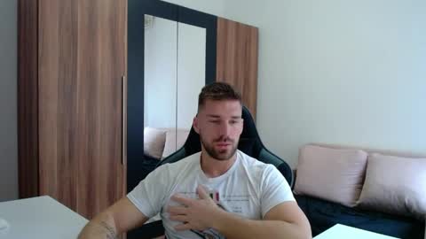 darius_94 online show from May 13, 2026, 4:43 am