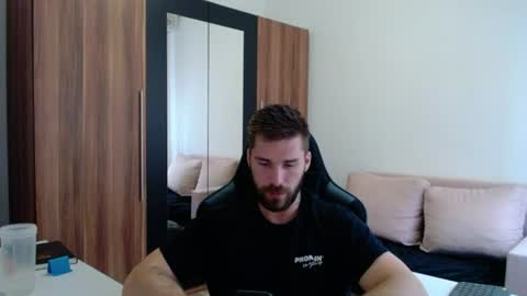 darius_94 online show from June 14, 2026, 4:42 pm