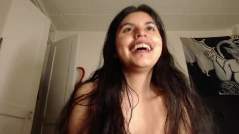 Snapshot of dark_angel_66 chatting on March 10, 2025, 5:33 am Moony online show from March 10, 2025, 5:33 am