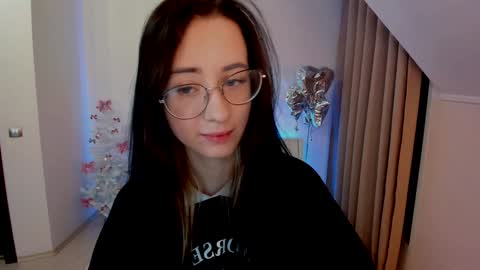 Lola online show from January 1, 2025, 10:32 am