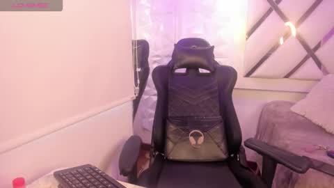 Darla santos  online show from November 4, 2025, 9:36 pm