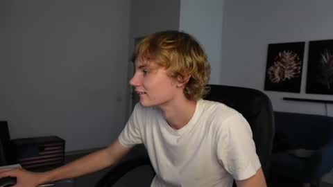 Snapshot of dave_redmond chatting on July 18, 2026, 1:04 pm DAVE REDMOND online show from July 18, 2026, 1:04 pm