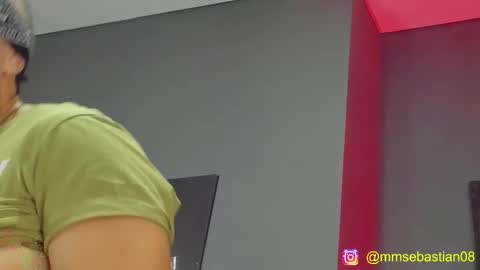 Snapshot of david_jons7 chatting on December 22, 2025, 11:46 pm David Jons online show from December 22, 2025, 11:46 pm