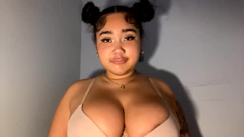 dayqueen1 online show from May 18, 2026, 6:41 am