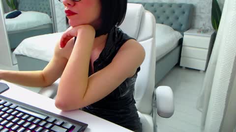 Elly online show from April 17, 2026, 8:39 am