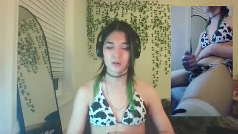 Snapshot of deciduousdoll chatting on September 18, 2025, 7:43 am deciduousdoll online show from September 18, 2025, 7:43 am