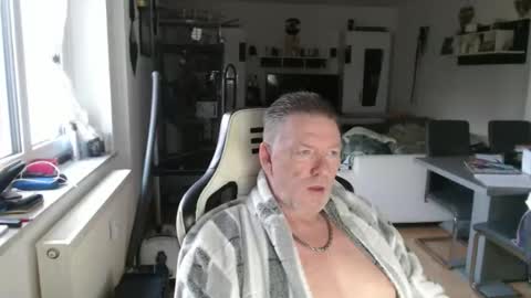 deinprinz2312 online show from April 19, 2026, 4:34 am