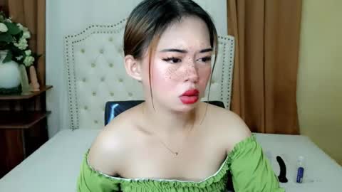Sophie online show from May 27, 2026, 3:47 am