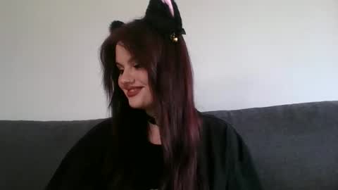 dellacrush_ online show from February 9, 2025, 12:30 pm