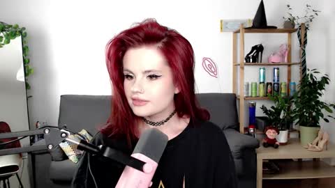 dellacrush_ online show from September 17, 2025, 5:25 pm