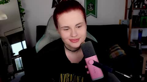 dellacrush_ online show from November 14, 2025, 9:08 am