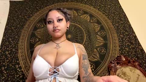 Snapshot of deluxxxeblu chatting on January 3, 2025, 8:00 am TankinBody online show from January 3, 2025, 8:00 am