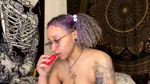 Snapshot of deluxxxeblu chatting on January 21, 2025, 4:10 am TankinBody online show from January 21, 2025, 4:10 am