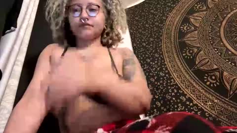 Snapshot of deluxxxeblu chatting on February 11, 2025, 1:10 am TankinBody online show from February 11, 2025, 1:10 am