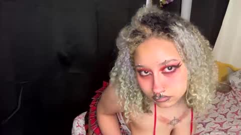 Snapshot of deluxxxeblu chatting on February 21, 2025, 2:06 am TankinBody online show from February 21, 2025, 2:06 am