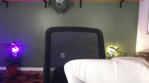 Snapshot of demmetria chatting on May 20, 2026, 6:14 pm demmetria online show from May 20, 2026, 6:14 pm