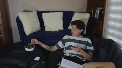 Snapshot of derekswan chatting on December 18, 2025, 10:05 pm Derek online show from December 18, 2025, 10:05 pm