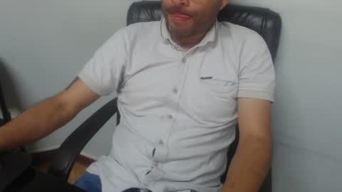Snapshot of derrik_ chatting on May 1, 2026, 3:00 am online show from May 1, 2026, 3:00 am