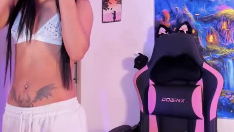 Snapshot of devours_fire chatting on January 6, 2026, 8:23 pm Sara 3 online show from January 6, 2026, 8:23 pm